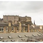 Joivy Elegant 3-Bed Flat Near Edinburgh Castle