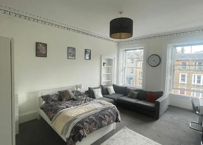Joivy Elegant 3-Bed Flat Near Edinburgh Castle